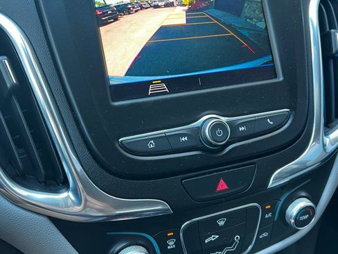 Used 2021 Chevrolet Equinox LS w/ LS Convenience Package FWD image 18