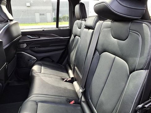 Used 2022 Jeep Grand Cherokee Overland w/ Luxury Tech Group IV image 22