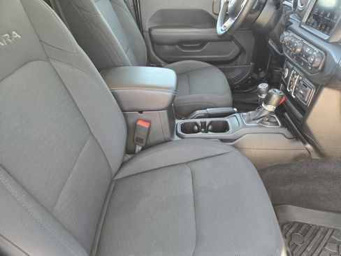 Used 2018 Jeep Wrangler Unlimited Sahara AWD/4WD image 10