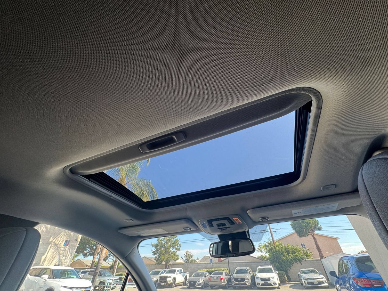 Used 2025 Toyota Sienna XLE FWD image 30