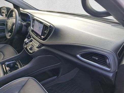 Used 2026 Chrysler Pacifica Limited w/ Uconnect Theater Family Group image 26