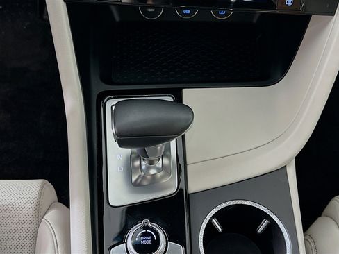 Used 2025 Genesis G70 2.5T image 24