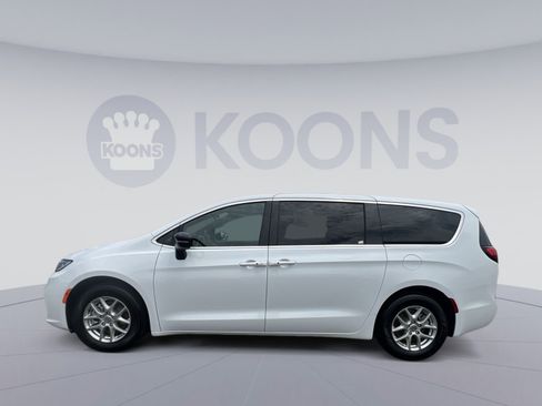 Used 2025 Chrysler Pacifica Select FWD image 7
