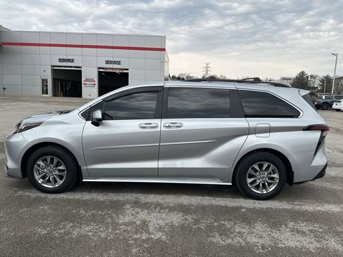 Used 2025 Toyota Sienna LE image 8