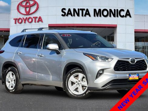 Used 2021 Toyota Highlander LE image 2