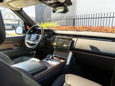 Used 2025 Land Rover Range Rover Long Wheelbase SE image 39