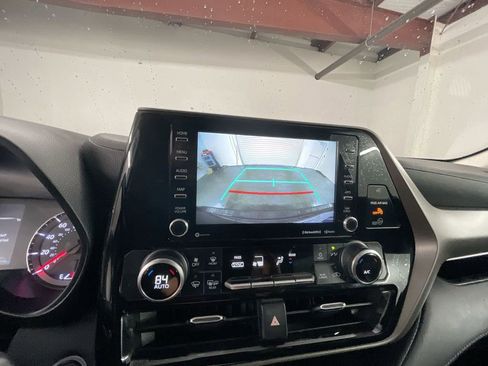 Used 2021 Toyota Highlander LE image 14