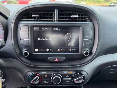 Used 2025 Kia Soul LX w/ LX Technology Package FWD image 17