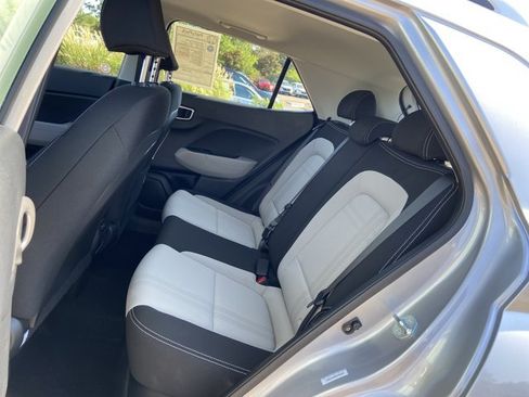 Used 2025 Hyundai Venue SEL FWD image 16