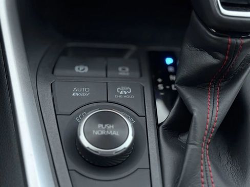 Used 2024 Toyota RAV4 SE image 34