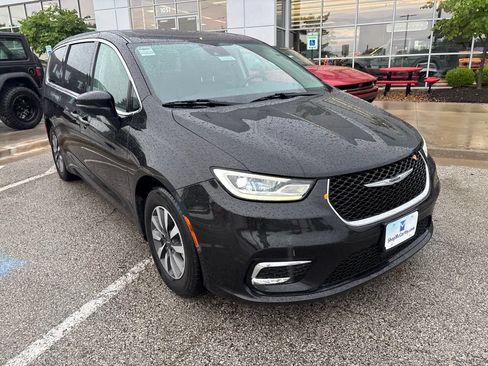Used 2023 Chrysler Pacifica Touring-L FWD image 7