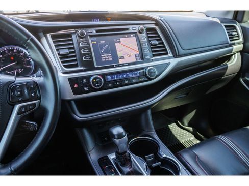 Used 2019 Toyota Highlander SE w/ Nightshade Edition AWD/4WD image 26