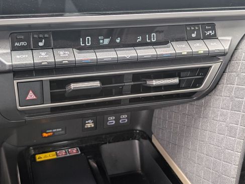 Used 2025 Toyota Camry XLE AWD/4WD image 22