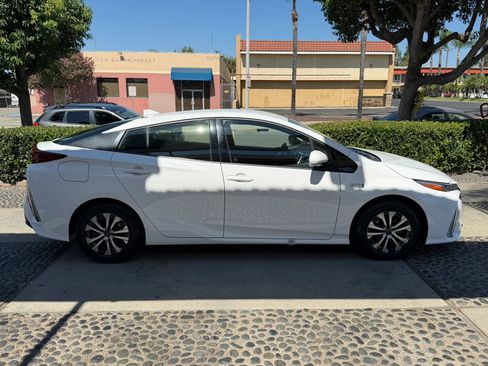 Used 2018 Toyota Prius Prime Plus FWD image 4