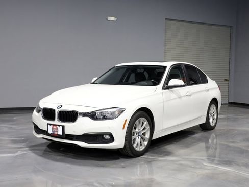 Used 2017 BMW 320i xDrive Sedan AWD/4WD image 3
