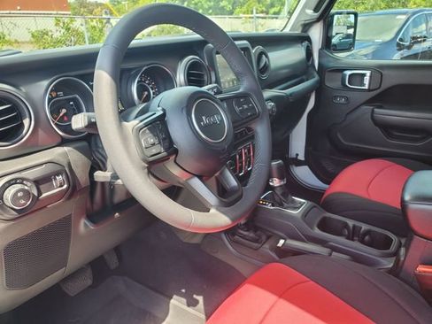 Used 2023 Jeep Gladiator Sport AWD/4WD image 9