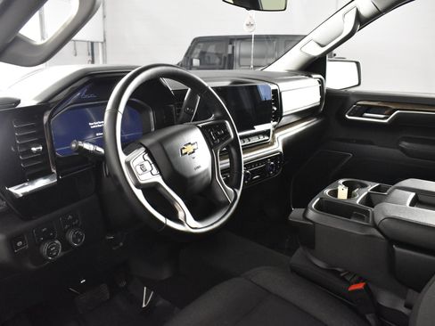 Used 2025 Chevrolet Silverado 1500 LT image 2