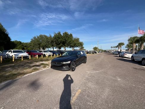 Used 2025 Volvo V60 B5 Cross Country Plus image 16