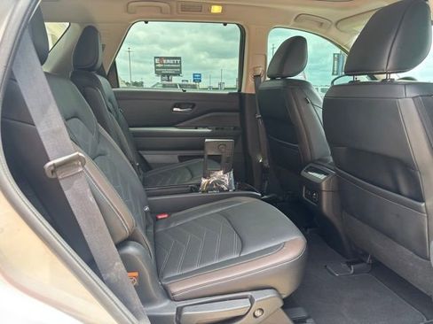 Used 2024 Nissan Pathfinder Platinum FWD image 14