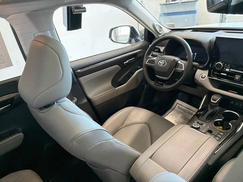 Used 2024 Toyota Highlander Platinum AWD/4WD image 36