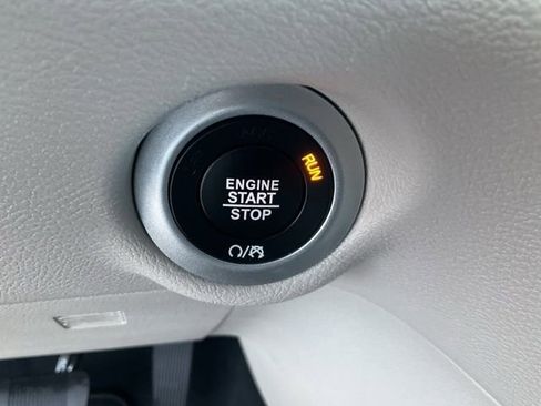 Used 2023 Chrysler Pacifica Touring-L FWD image 14