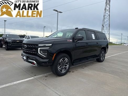 Used 2025 Chevrolet Suburban Z71 AWD/4WD image 2