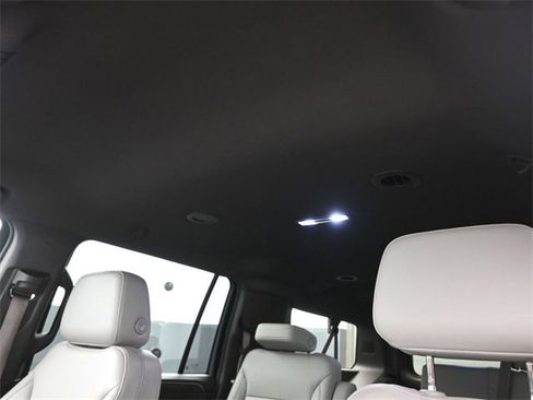 Used 2022 Chevrolet Suburban LT w/ Luxury Package image 2