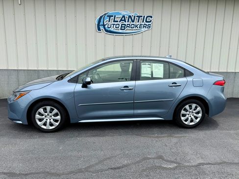 Used 2020 Toyota Corolla LE FWD image 2