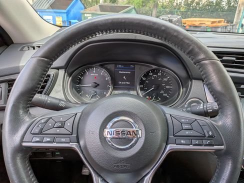 Used 2018 Nissan Rogue SL w/ Premium Package image 26