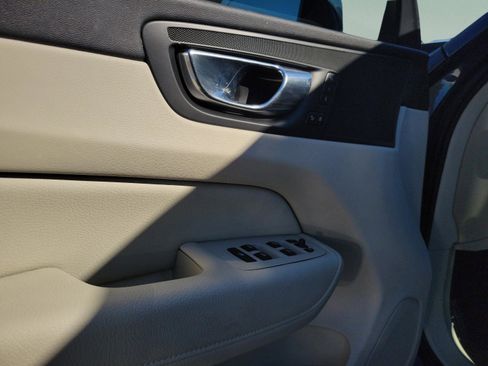 Used 2022 Volvo XC60 B5 Momentum w/ Protection Package Premier image 13