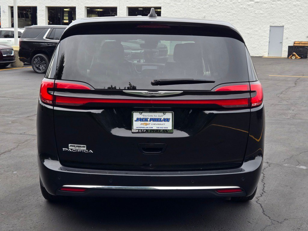 Used 2024 Chrysler Pacifica Touring-L FWD image 11