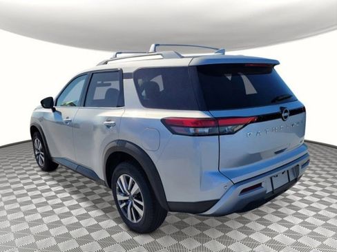 New 2025 Nissan Pathfinder SL image 3