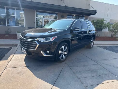 Used 2019 Chevrolet Traverse LT w/ LT Premium Package FWD image 2