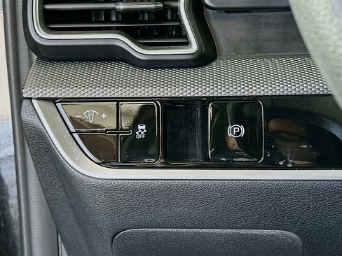 Used 2025 Kia Sportage LX image 16