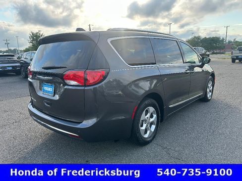 Used 2017 Chrysler Pacifica Touring-L Plus FWD image 6