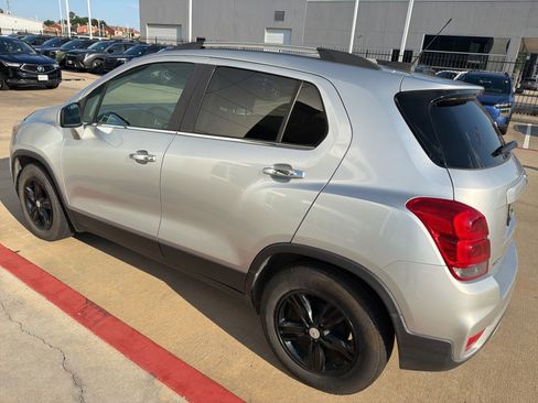 Used 2017 Chevrolet Trax LT w/ LT Convenience Package FWD image 2