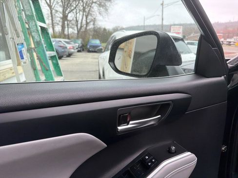 Used 2022 Toyota Highlander XLE image 18