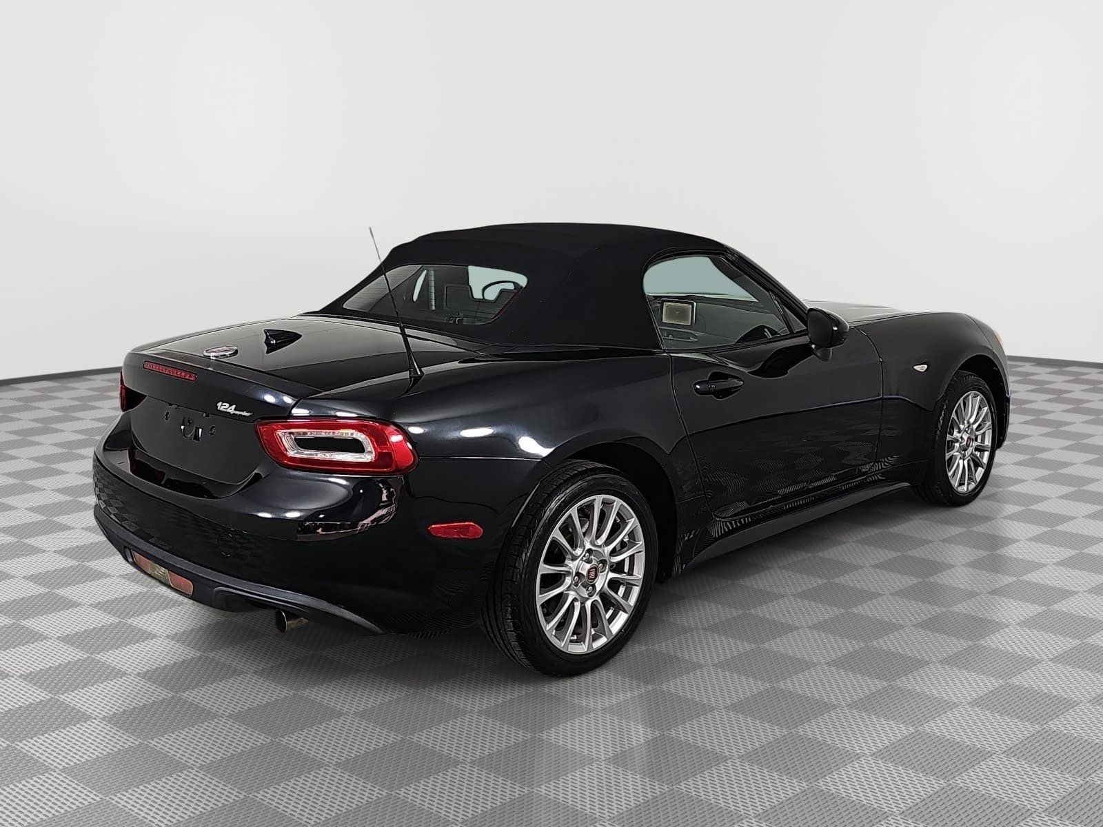 Used 2018 FIAT 124 Spider Classica w/ Technology & Siriusxm Group RWD image 8