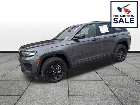 Used 2024 Jeep Grand Cherokee Altitude RWD image 1