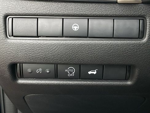 Used 2025 Nissan Rogue SV image 28