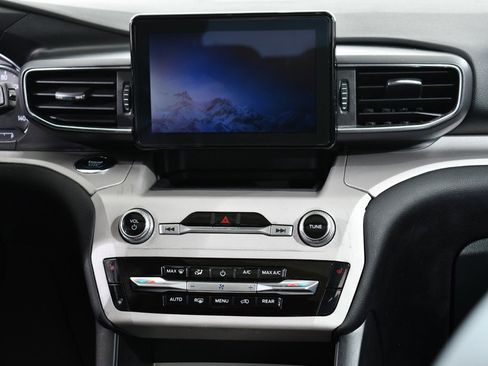 Used 2023 Ford Explorer XLT w/ Equipment Group 202A image 9