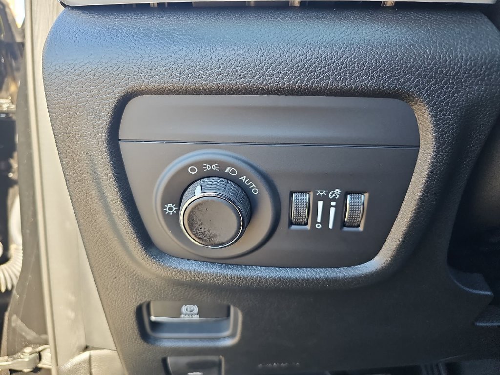 Used 2024 Jeep Grand Cherokee Altitude AWD/4WD image 25