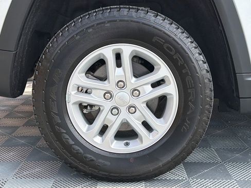 Used 2023 Jeep Grand Cherokee Laredo RWD image 19