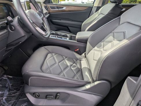 Used 2025 Volkswagen Atlas SE image 24