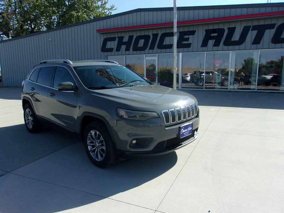 Used 2019 Jeep Cherokee Latitude Plus w/ Cold Weather Group AWD/4WD image 1