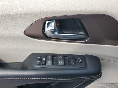 Used 2023 Chrysler Voyager LX image 27