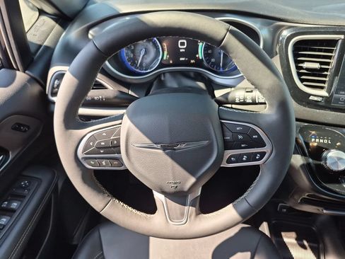 Used 2025 Chrysler Pacifica Select FWD image 23