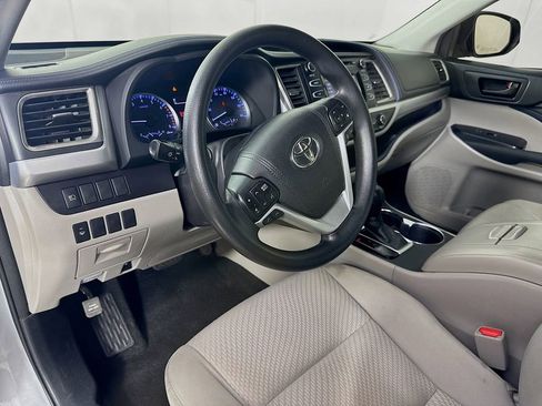 Used 2018 Toyota Highlander LE image 9