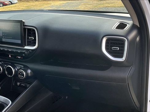 Used 2025 Hyundai Venue SEL FWD image 13