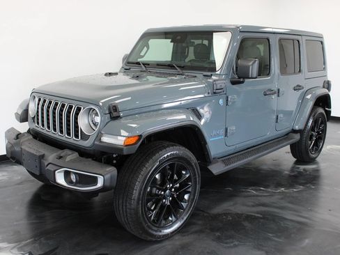Used 2025 Jeep Wrangler Unlimited Sahara AWD/4WD image 23